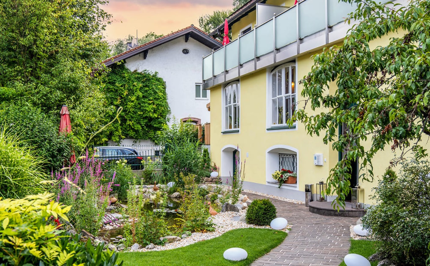 Außenansicht der Hotel Rosenvilla mit gepflegtem Garten