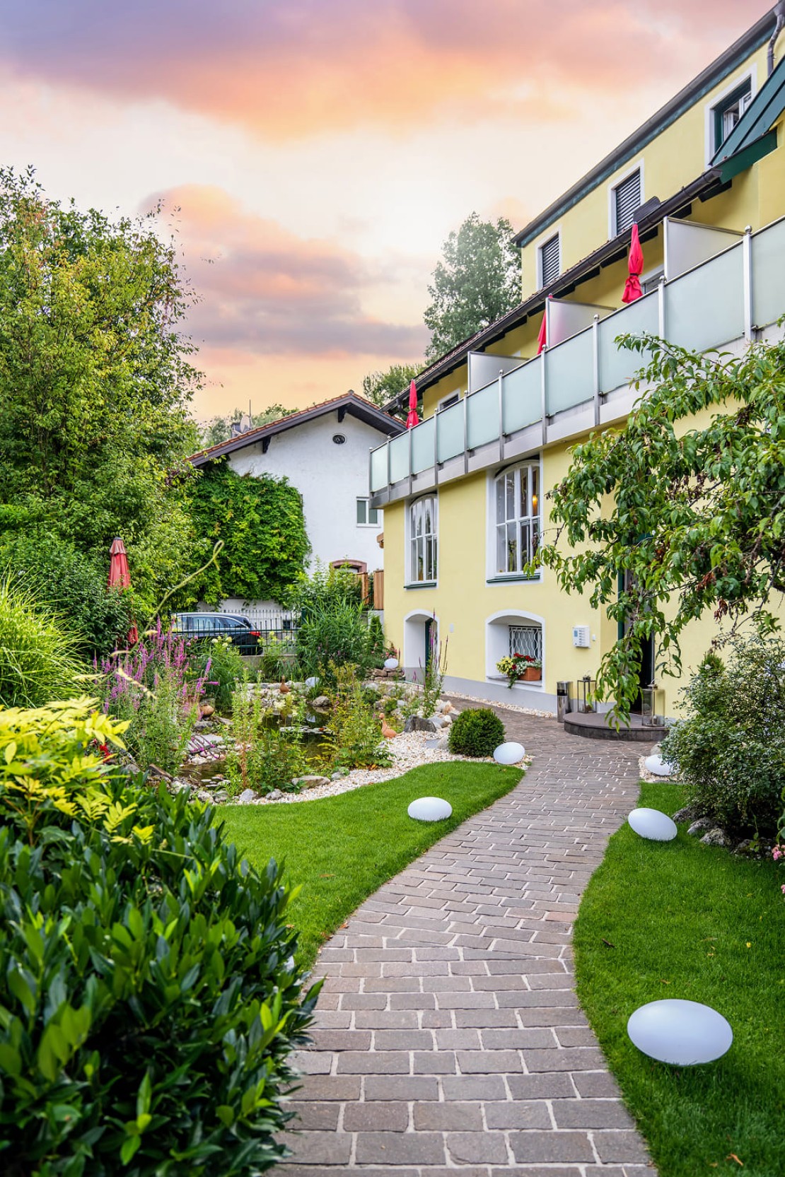 Außenansicht der Hotel Rosenvilla mit gepflegtem Garten