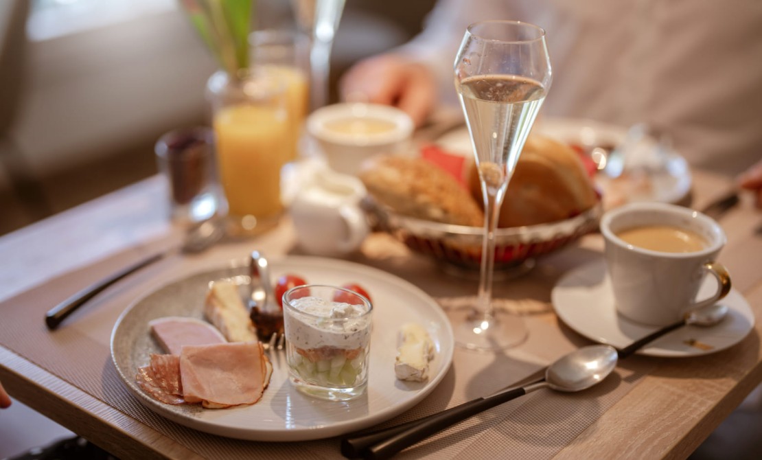 Regionales Frühstück mit frischen Spezialitäten in der Hotel Rosenvilla